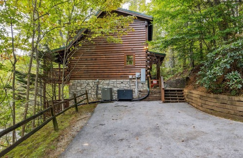 Black Bear Falls Cabin | 181 m² Cabin ∙ 3 bedrooms ∙ 10 guests