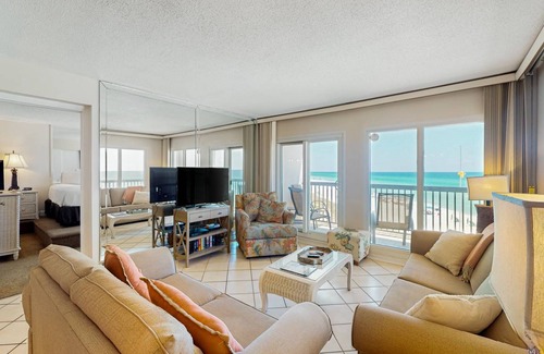 Sunnyside Condo | 184 m² Condo ∙ 3 bedrooms ∙ 8 guests