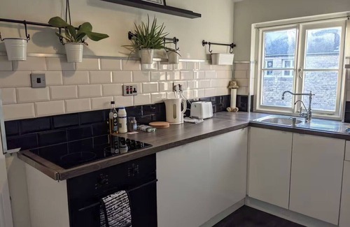 Swindon Apartment | 1840's Railway Cottage - Sleeps 4 & Parking