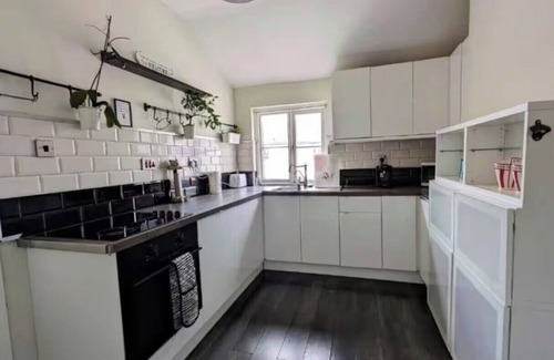 Swindon Apartment | 1840's Railway Cottage - Sleeps 4 & Parking