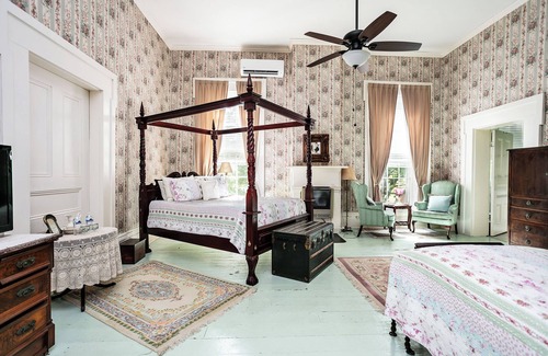 Springfield Bed & Breakfast | 1851 Historic Maple Hill Manor B&B