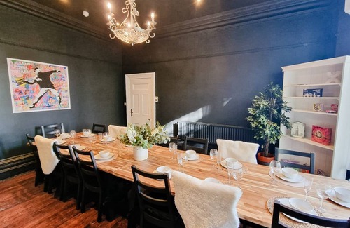 Ashton-under-Lyne House | 186 m² House ∙ 6 bedrooms ∙ 20 guests