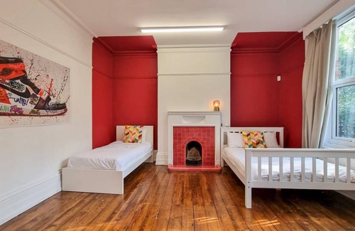 Ashton-under-Lyne House | 186 m² House ∙ 6 bedrooms ∙ 20 guests