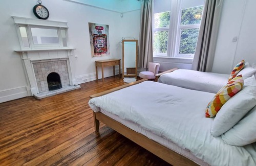 Ashton-under-Lyne House | 186 m² House ∙ 6 bedrooms ∙ 20 guests