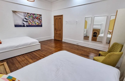 Ashton-under-Lyne House | 186 m² House ∙ 6 bedrooms ∙ 20 guests