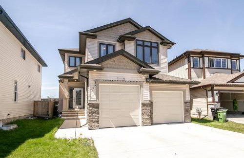 Southeast Edmonton House | 186 m² House ∙ 4 bedrooms ∙ 12 guests