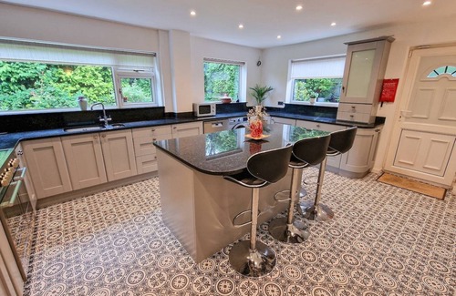 Cheadle House | 186 m² House ∙ 4 bedrooms ∙ 8 guests