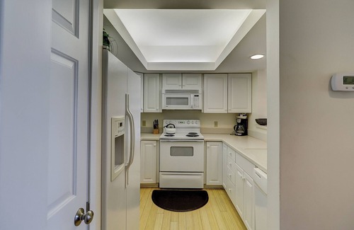 South Beach Condo | 1865 Beachside Tennis- Easy Access to Beach & Pool.