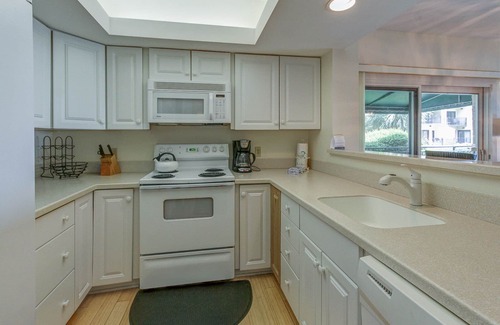 South Beach Condo | 1865 Beachside Tennis- Easy Access to Beach & Pool.
