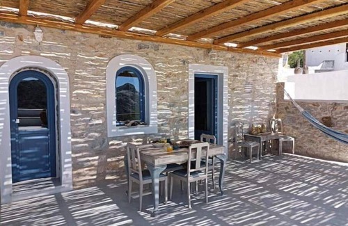 Filoti House | 1875 panoramic stone house