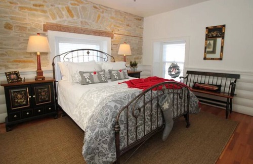 Cottonwood Falls House | 1879 Stone House- 3 bedroom