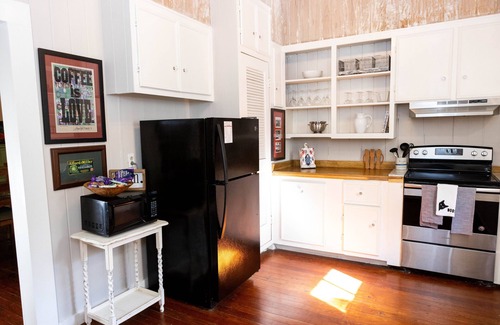Natchez House | 1880's Cozy Cottage, close to Historical Downtown. Sleeps up to 6n3B3B-pets OK