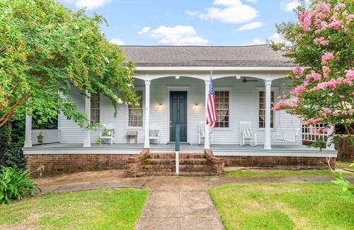 Natchez House | 1880's Cozy Cottage, close to Historical Downtown. Sleeps up to 6n3B3B-pets OK