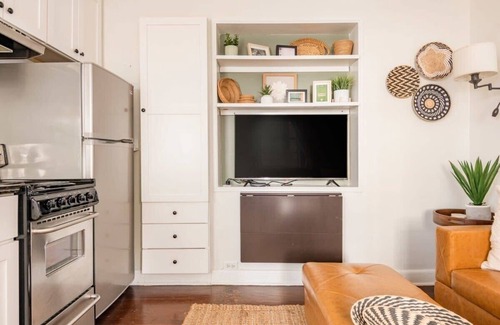 Cannonborough Elliotborough Apartment | 1895 Tiny Cottage|Walk to Bars & Restaurants| Sleeps 3