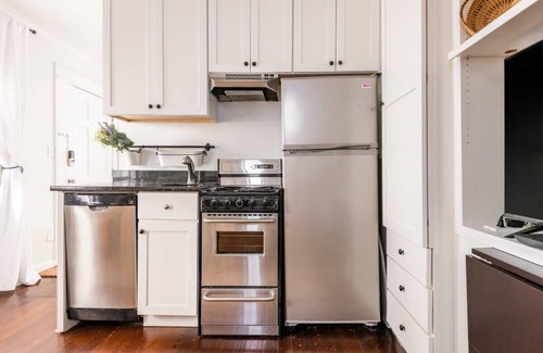 Cannonborough Elliotborough Apartment | 1895 Tiny Cottage|Walk to Bars & Restaurants| Sleeps 3
