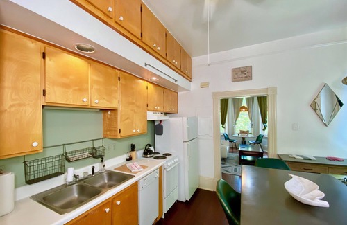 Old West Broad Neighborhood Apartment | 1896 Tattnall Collection: Villa