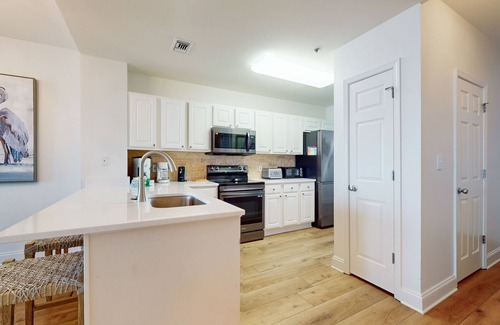 Ono Island Condo | 18th-floor condo with amazing views, beach access, pools & gym