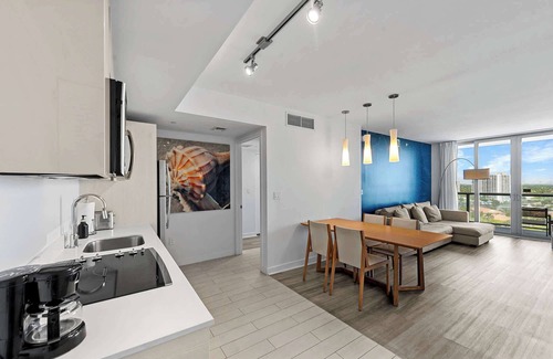 Hallandale Beach Apartment | 18th Floor - Water View With Balcony