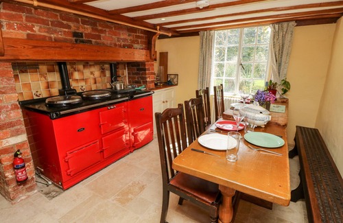 Newport Cottage | 19 CLATTERFORD SHUTE, pet friendly, with a garden in Carisbrooke