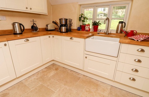 Newport Cottage | 19 CLATTERFORD SHUTE, pet friendly, with a garden in Carisbrooke