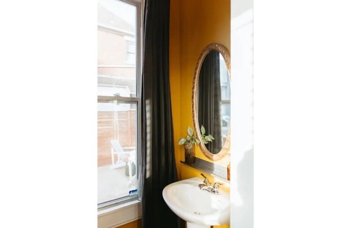 Pendleton Heights House | 1900 Victorian era home close to downtown!