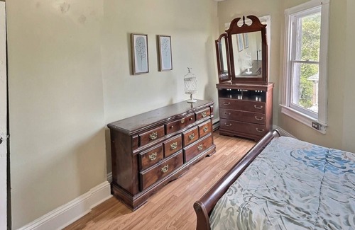Cumberland House | 1900s Downtown Rowhouse, walkable, historic, pet friendly, spacious.
