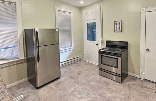 Cumberland House | 1900s Downtown Rowhouse, walkable, historic, pet friendly, spacious.