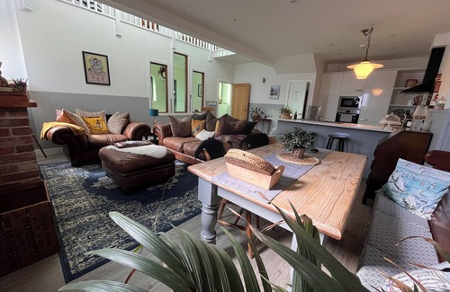Apse Heath House | 1902 chapel. Family & pet friendly. Parking & garden.