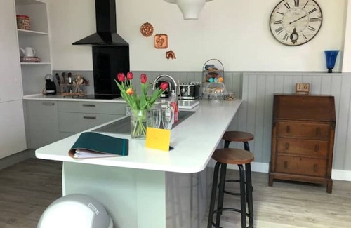 Apse Heath House | 1902 chapel. Family & pet friendly. Parking & garden.