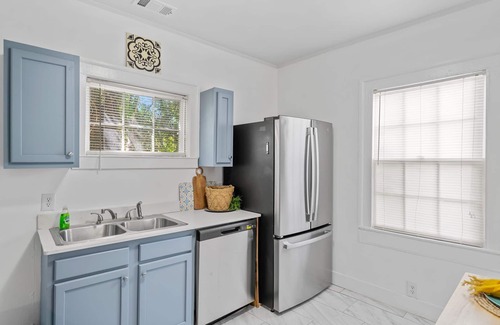 Wilmington Cottage | 1903 TinyTwins #1nnRomance at: 1903 Twin Cottages close to everything.