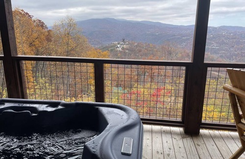 Gatlinburg Cabin | 191 m² Cabin ∙ 3 bedrooms ∙ 12 guests