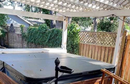 Lakewood House | 1915 Tudor House *Tacoma* Olympia* JBLM* HotTub* Fireplace*