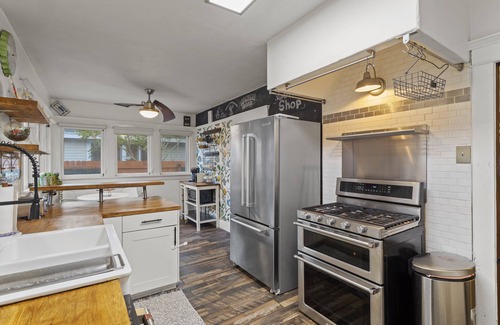 Riverside House | 1919 Modern Craftsman Casita with Backyard Oasis - New AC - Free EV Charging
