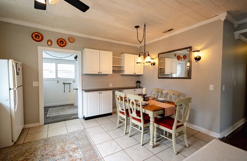 Waynesville House | 1920s Cottage- Walk to Downtown Waynesville and Hazelwood Village. Pet-Friendly!