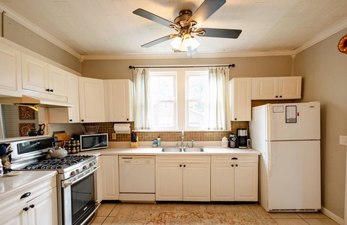 Waynesville House | 1920s Cottage- Walk to Downtown Waynesville and Hazelwood Village. Pet-Friendly!
