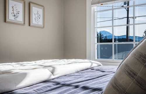 Enumclaw House | 1923 Renovation with Mountain Views