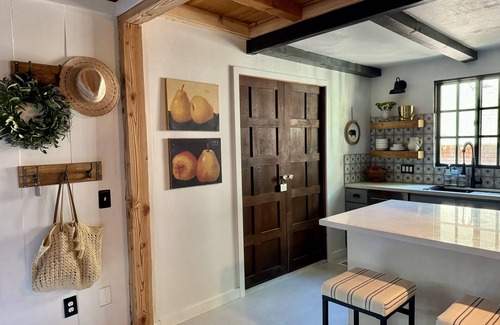 Cedar Glen Cabin | 1926 Vintage Charm & Modern Luxury w/Lake Access - 10 min walk to Orchard Bay