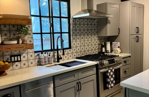 Cedar Glen Cabin | 1926 Vintage Charm & Modern Luxury w/Lake Access - 10 min walk to Orchard Bay