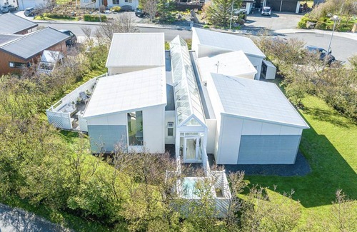 Alftanes House | 195 m² House ∙ 5 bedrooms ∙ 8 guests