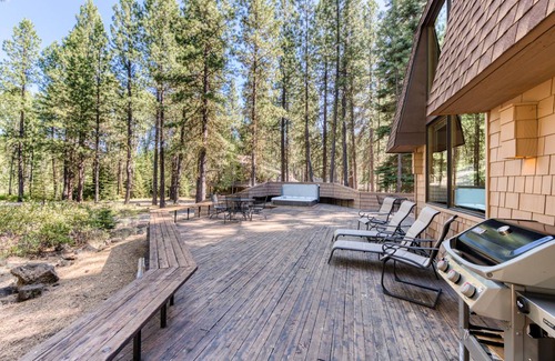 Black Butte Ranch Cabin | 198 m² Cabin ∙ 4 bedrooms ∙ 12 guests