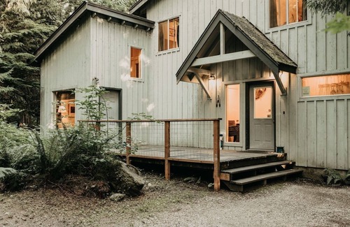 Glacier Cabin | 19MBR - Hot Tub - Sauna - BBQ - Pets Ok - WiFi - Sleeps 10 by RedAwning