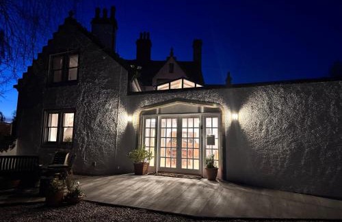 Elgin Villa | 19th century 5-bedroom villa with free private parking