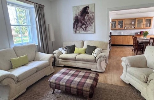 Elgin Villa | 19th century disability accessible 5-bedroom villa free private secluded parking