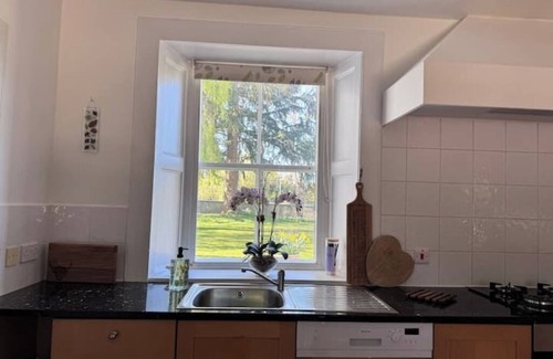 Elgin Villa | 19th century disability accessible 5-bedroom villa free private secluded parking