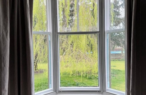 Elgin Villa | 19th century disability accessible 5-bedroom villa free private secluded parking