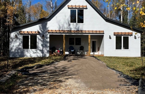 Lac du Bonnet Cottage | 19TH HOLE on the 13th of Granite Hills, HOT TUB large luxury cabin, Sleeps 14+