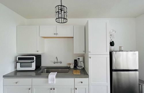 Lauderdale Beach Apartment | 1b/1b Clean Cozy Across the street from the beach
