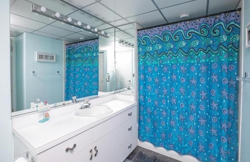 Diamond Beach Apartment | 1B/1B condo with Ocean views, Resort style, Free WIFI, Few steps to the Beach!
