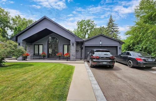 Henry Farm House | 1b1b King bed Sheppard Elegant house 5mins to Fairview mall