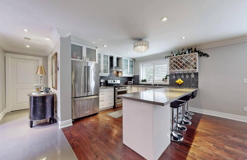 Henry Farm House | 1b1b Queen bed, share bathroom, Sheppard Elegant house 5mins to Fairview mall